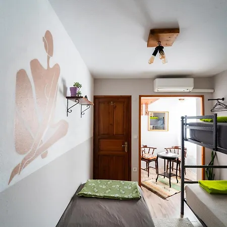 La Luna Hostel *